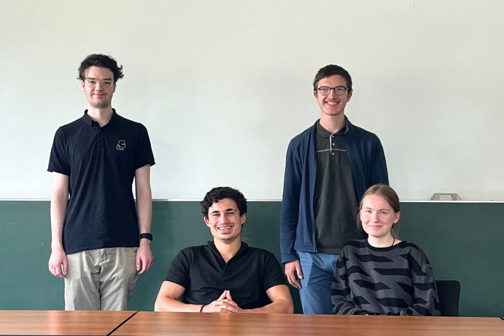SAT: Reimund Schmid, Elias Folwaczny and Hendrik Kirchhoff. In the photo with the ambassadors is Hannah, a member of the Student Council 
