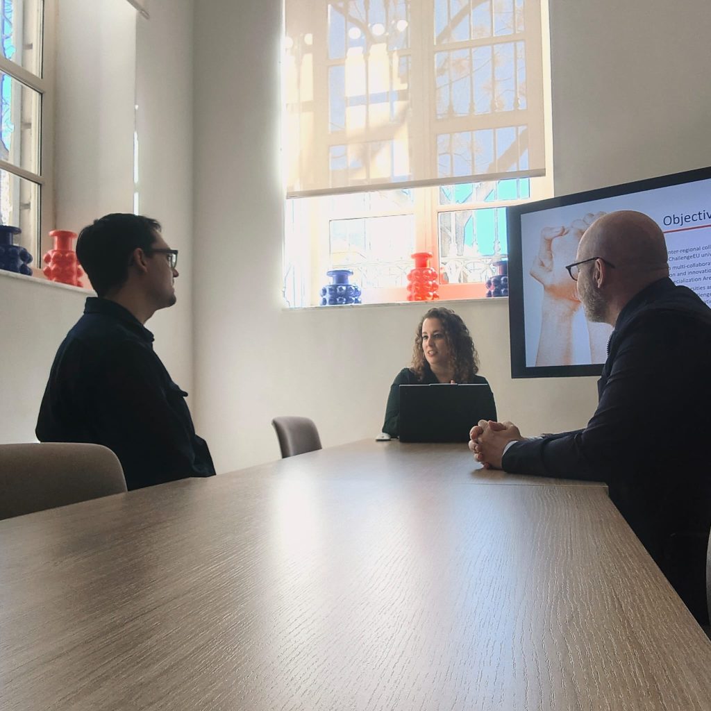 The picture shows Mr. Luca Niederhauser from FHNW (on the left) who participates in the meeting during his stay at the Universidad Europea de Valencia.