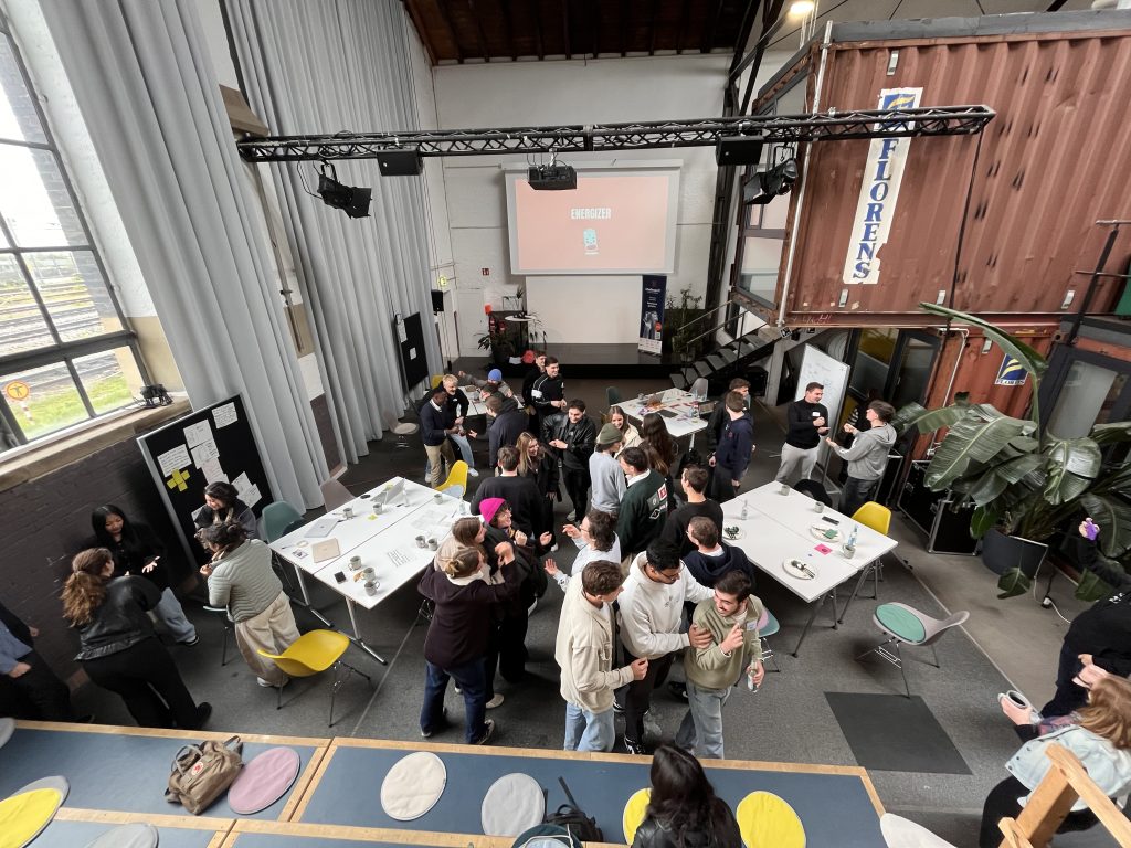 The picture shows the participants of the Positive Impact Challenge in Freiburg. 