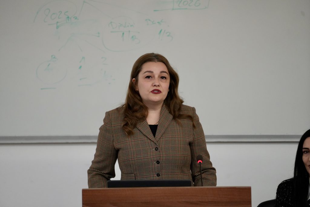 The picture shows a woman that participates in the SEEU's event dedicated to young people's mental health. 