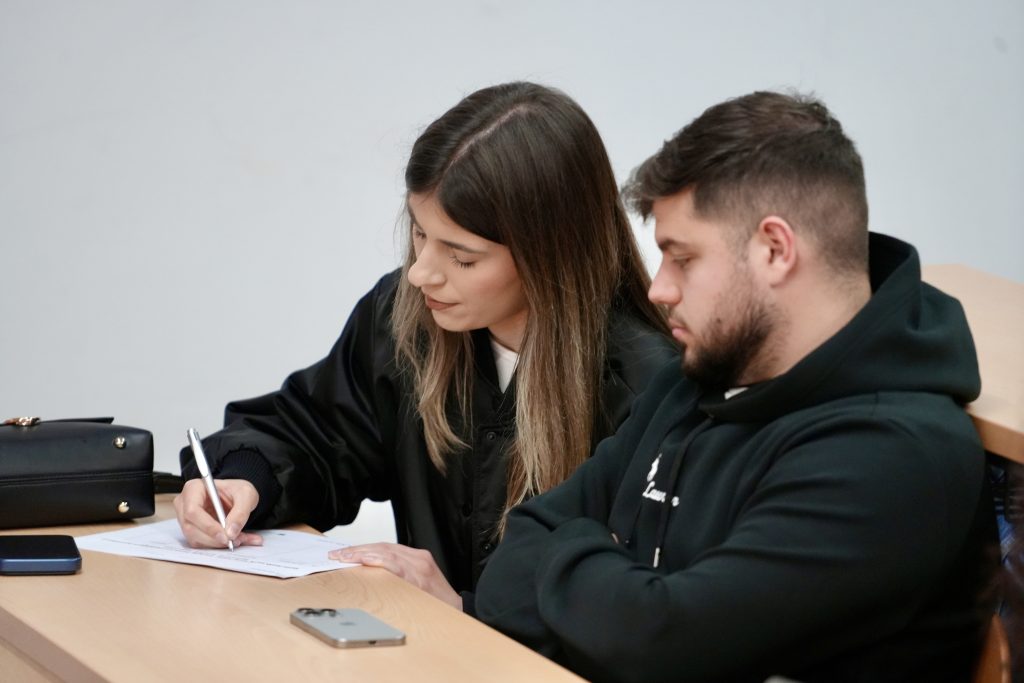 The picture shows two young people that participate in the SEEU's event dedicated to young people's mental health. 