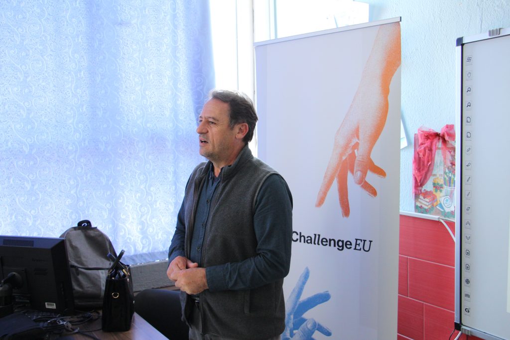 A speaker addresses students during a ChallengeEU youth awareness activity in a classroom in Gostivar.