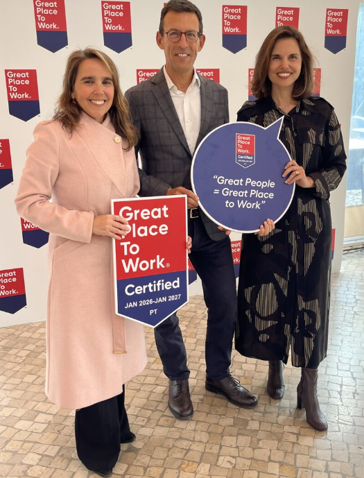 The picture shows the staff from Universidade Europeia de Lisoboa presenting Great Place to Work Award. 