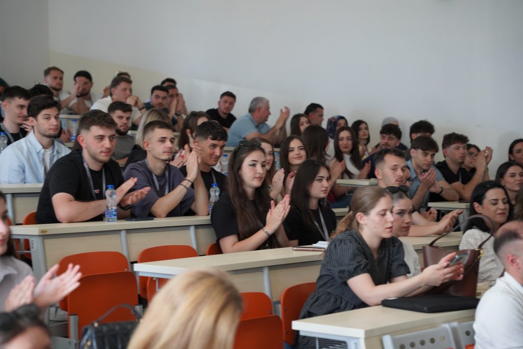 The audience applauds during the ChallengeEU Hackathon in a lecture hall.