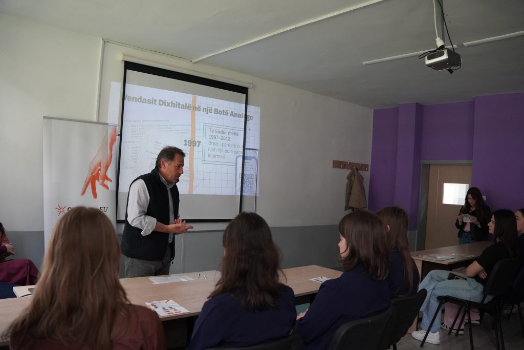 A speaker leads an educational session for young people as part of the ChallengeEU campaign. A presentation on young people’s lives in the digital world is displayed on the screen.