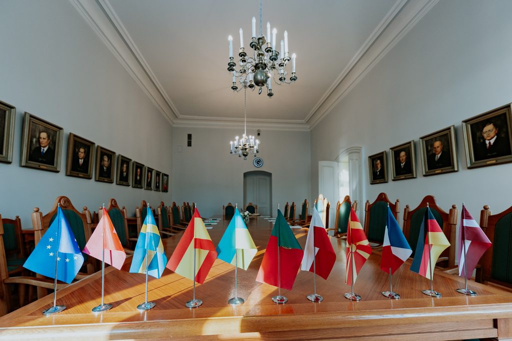10 flags on table